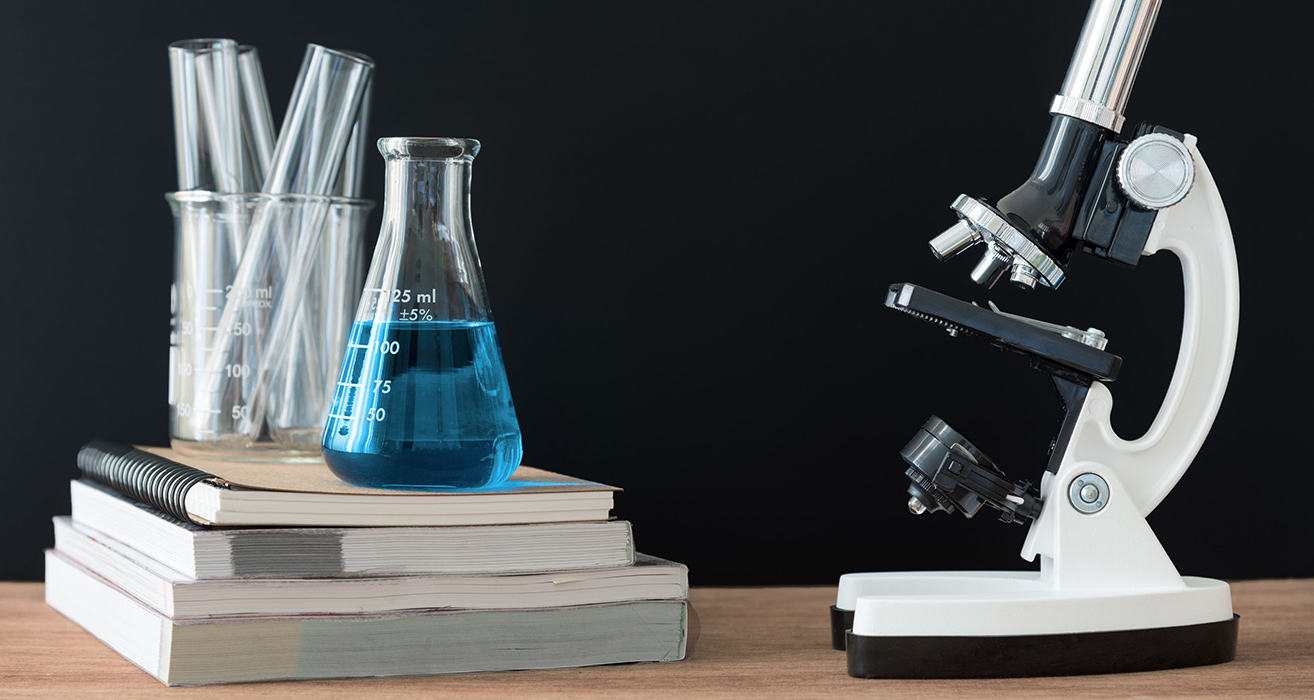 De l’équipement de laboratoire pour un cours de sciences.